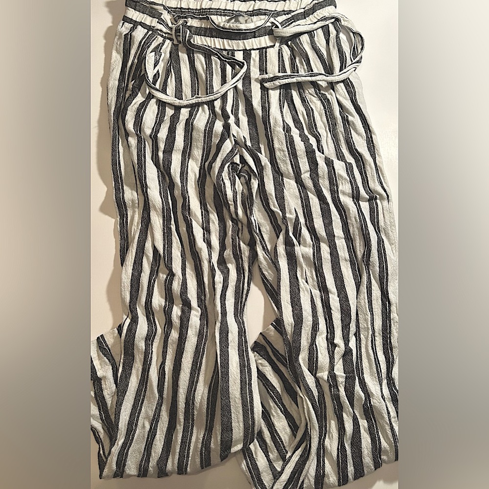 Jolt black and white pants with pockets in the back and a belt attached.